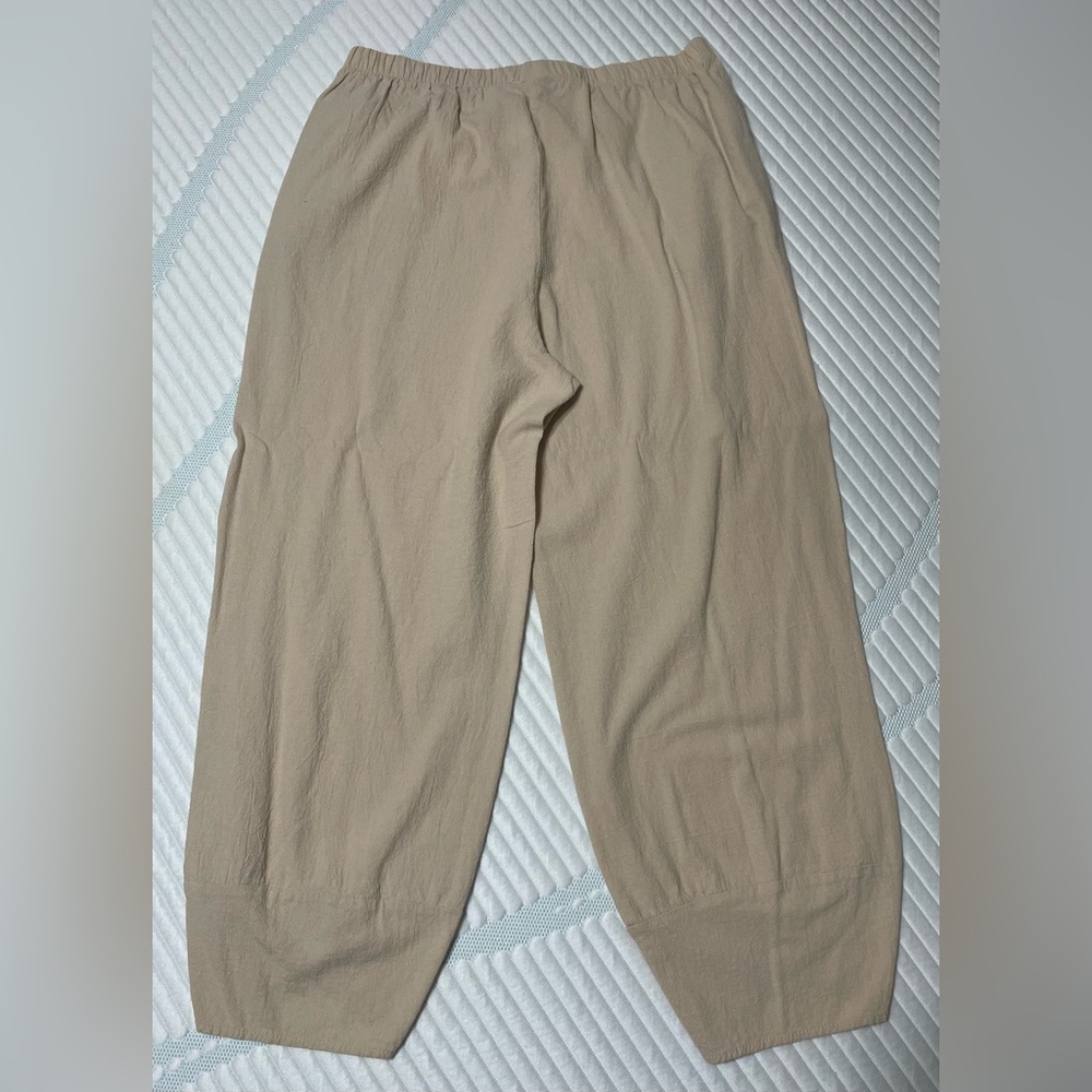 Womens crop light weight pants. Elastic waist. Very comfy.